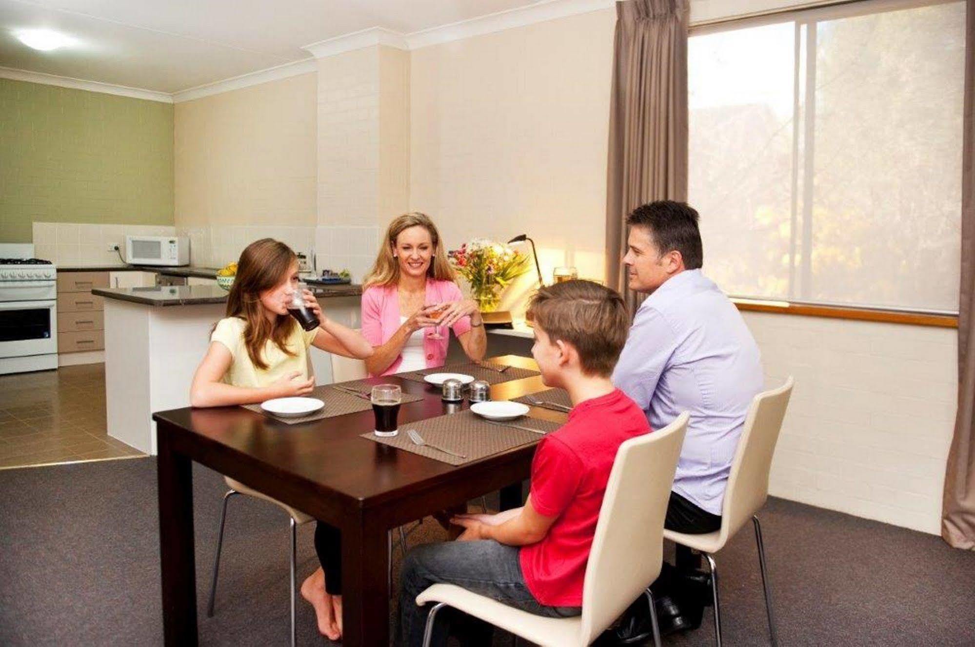 Oxley Court Serviced Apartments Canberra Exterior photo